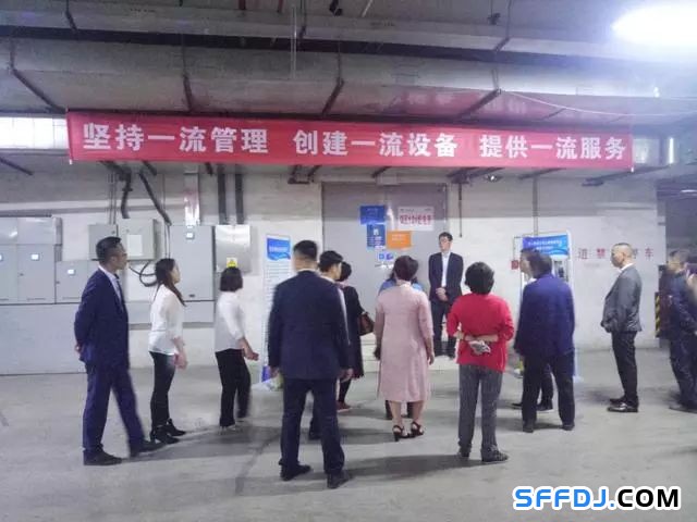 花果園物業開展"設備機房開放日"活動: 業主走進"機房重地"