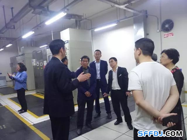 花果園物業開展"設備機房開放日"活動: 業主走進"機房重地"