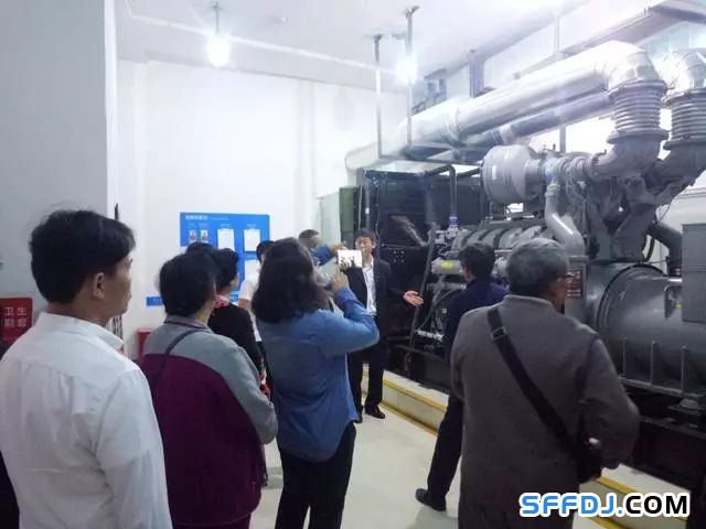 花果園物業開展"設備機房開放日"活動: 業主走進"機房重地"