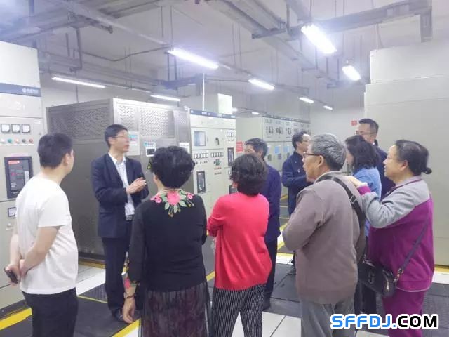 花果園物業開展"設備機房開放日"活動: 業主走進"機房重地"