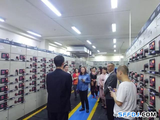 花果園物業開展"設備機房開放日"活動: 業主走進"機房重地"