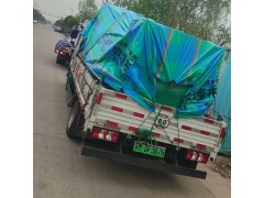 一臺600KW柴油發(fā)電機組到貨浙江工地叉車卸貨